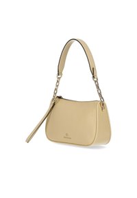 Borsa a spalla in pelle sintetica beige con accentuazione in catena, texture liscia, forma curva e chiusura a zip. Presenta una tracolla staccabile.