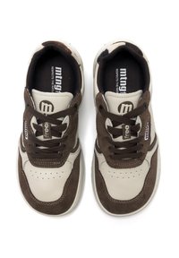 Ein Paar beiger und brauner lässiger Sneaker mit Schnürsenkeln, markiert mit "mtng", von oben auf einem weißen Hintergrund gesehen.