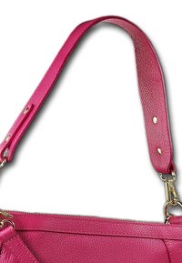 Roze leren handtasriem met een korrelige textuur. Voorzien van metalen bevestigingsmateriaal en decoratieve gouden studs langs de randen.