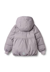 Giacca a vento lilla con cappuccio, polsini a coste e una patch rotonda con logo. Presenta sezioni trapuntate per l'isolamento e una texture morbida.