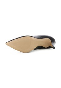 Scarpa con tacco alto in pelle patent nera, punta affusolata, finitura liscia e suola in gomma beige con scanalature verticali per una migliore aderenza.