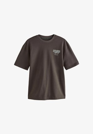 Tamsiai pilkas trumpas rankovės medvilninė marškinėliai su balta spauda, kurioje užrašyta "SAN FRANCISCO California" kairėje krūtinės pusėje.