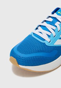 Blaue Netz-Laufschuhe mit weißen Schnürsenkeln. Verfügt über eine gepolsterte Zwischensohle und eine strukturierte Oberseite. Enthält helle Akzente in einem kontrastierenden Farbton.