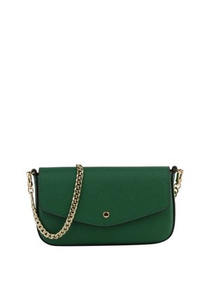 Pochette en cuir texturé vert avec rabat avant, fermeture par bouton doré et bandoulière chaîne dorée.