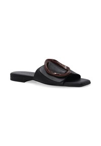 Zwarte teenslippers van textuurleer met een glanzende bruine cirkelvormige accent op de band. Plat zool, open teen en minimalistisch ontwerp.