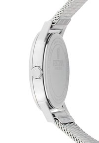 Orologio in acciaio inossidabile argentato con cinturino a rete, cassa rotonda e corona testurizzata. Il retro della cassa incisa mostra il modello e i dettagli di fabbricazione svizzera.