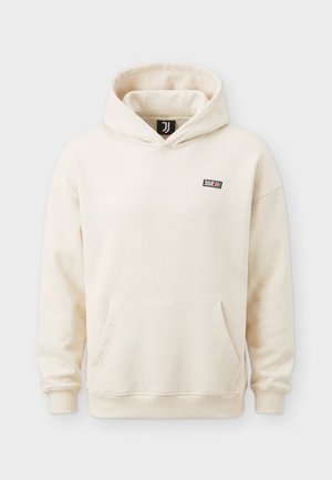 Hoodie in Cremefarbe mit Front-Kängurutasche, gerippten Bündchen und Saum, kleinem schwarzem Aufnäher mit "Juve" und farbigen Streifen auf der Brust.