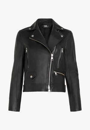 Musta nahkainen moottoripyöräjacketti hopeisilla vetoketjuilla ja niiteillä. Varusteena on kaulus ja useita vetoketjullisia taskuja edessä.