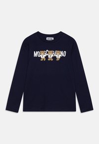 Námořnická modrá košile s dlouhým rukávem vyroben�á z bavlny, s třemi kreslenými medvídky a textem "MOSCHINO TOY" v bílých písmenech napříč hrudníkem.