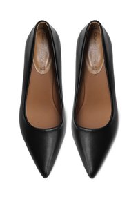 Scarpe col tacco alto in pelle nera con design a punta e texture liscia; l'interno presenta una soletta color tan con marchio in rilievo.