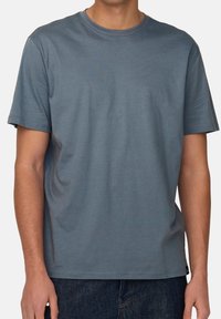 Kurzarm-T-Shirt mit Rundhalsausschnitt in Schieferblau, aus weichem Baumwollstoff mit glatter Textur. Einfaches Design, keine sichtbaren Grafiken oder Muster.