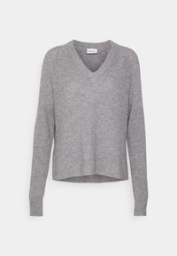 Maglione grigio a coste con scollo a V e maniche lunghe. Presenta una vestibilità comoda e una texture sottile, ideale per sovrapporre.