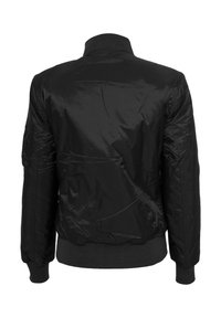 Zwarte bomberjack gezien van de achterkant met geribde kraag, manchetten en tailleband, gemaakt van glanzende, licht gerimpelde stof.