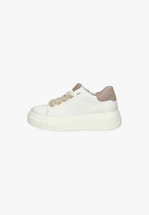 Sneaker bianca in pelle con un accento beige testurizzato sul tallone. Presenta un dettagliato laccio soffice e una suola in gomma spessa e decorata.
