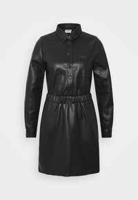 Svart läderklänning med krage, framknäppning, långa ärmar och inringad midja. Har en bröstficka och en mjuk textur.