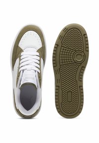 Baskets blanches et vert olive avec tige en cuir et daim, semelle en caoutchouc texturée, et design classique à lacets.