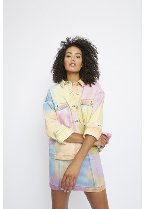 Kurtka trucker z denimu z wzorem tie-dye w pastelowych kolorach, z długimi rękawami, kieszeniami z przodu i luźnym krojem.
