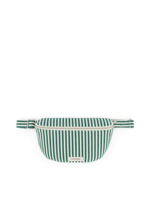 Petit sac banane en tissu avec des rayures verticales vertes et blanches et une fermeture éclair sur le dessus, montrant une petite étiquette "rivedroite".