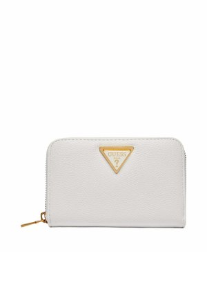 Portefeuille blanc texturé avec fermeture éclair tout autour, logo triangulaire Guess doré et tirette de fermeture à glissière.