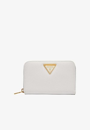 Portefeuille blanc texturé avec fermeture éclair tout autour, logo triangulaire Guess doré et tirette de fermeture à glissière.