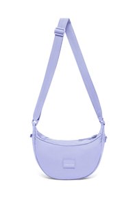 Borsa a tracolla lilla con forma curva, realizzata in tessuto testurizzato. Presenta una larga tracolla regolabile e una patch con logo sul davanti.