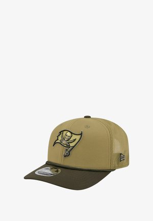 Khakifarbene Baseballmütze mit Netzrücken, ausgestattet mit einem schwarz-gelben gestickten Piratenflaggen-Logo. Vorgeformter Schirm mit kontrastierenden dunkelgrünen Details.