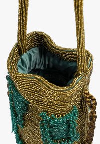 Bolso de cuentas con una combinación de colores dorado y verde, que presenta una superficie texturizada, un interior de satén y un cierre de cordón.