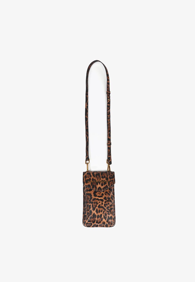 Kreuztasche im Leopardenmuster mit glatter Oberfläche, goldenen Hardware-Details und einem verstellbaren Tragegurt. Kompakte rechteckige Form mit Klappenverschluss.