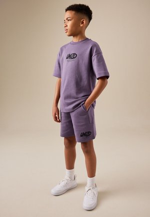 Next, REGULAR FIT - HEAVYWEIGHT SHORT SLEEVE T-SHIRT AND SHORTS SET  . - Trainingsbroek - mauve purple