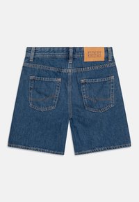 Denim kratke hlače temno modre barve, z blagovno znamko iz usnja na pasu in dvema zadnjima žepoma z ukrivljenimi šivi.