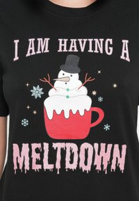 Čierne tričko s ružovým trblietavým textom "Mám meltdown" a topiacim sa snehuliakom v červenom hrnčeku so snehovými vločkami okolo.