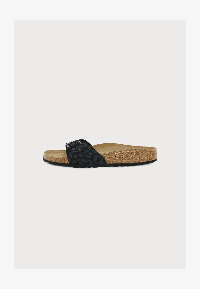 Μαύρο σανδάλι slip-on με λουρί λεκέ με print λεοπάρδαλης, ρυθμιζόμενη αγκράφα, πάτο φελλού και μαύρη υφασμένη σόλα, εμφανίζεται από το πλάι.