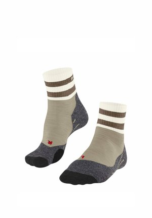 Paar beige und dunkelgraue Knöchelsocken mit zwei braunen Streifen am Bündchen und roten "L"- und "R"-Markierungen an den Zehen.