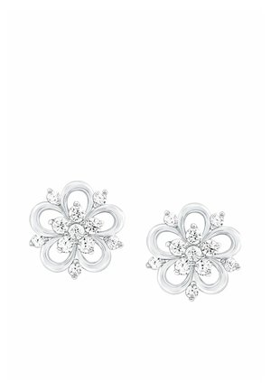 Pendientes de plata en forma de flor que presentan un diseño de pétalos en bucle y múltiples pequeñas piedras preciosas redondas y transparentes en el centro y en las puntas.