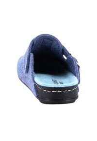 Pantofole blu in feltro con suola nera e fascia laterale regolabile, viste dal tallone.