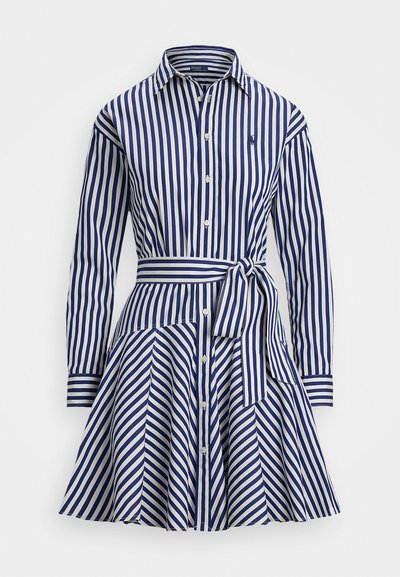 Prugasta obleka v modri in beli barvi, z ovratnikom, dolgimi rokavi, gumbastim zapiranjem spredaj, pasom in rahelim krilom s plisiranjem.