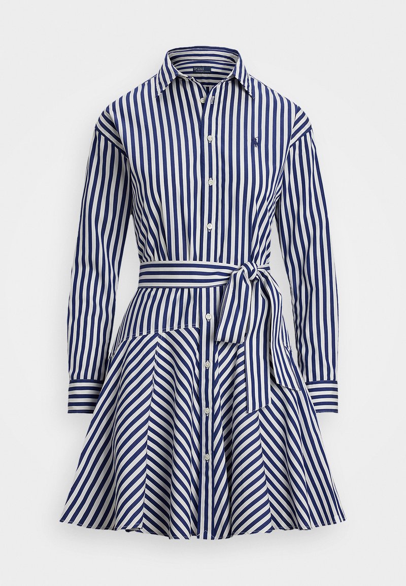 Abito a camicia a righe blu e bianche, caratterizzato da un colletto, maniche lunghe, chiusura con bottoni, cintura in vita e gonna svasata con pieghe.