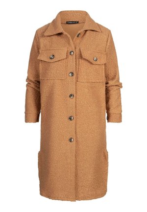 Cappotto testurizzato color cammello con chiusura a bottoni, due tasche sul petto e maniche lunghe. Il tessuto ha un aspetto morbido e peloso.