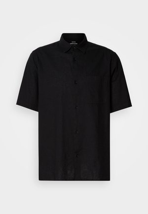 Sort kortærmet skjorte lavet af hør med knaplukning foran, en enkelt brystlomme og klassisk krave. Glat tekstur.
