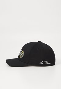 Fekete baseball sapka hímzett kosárlabda mintával és "Les Deux" szöveggel az oldalon. Tartós anyagból készült, struktúrált formával.
