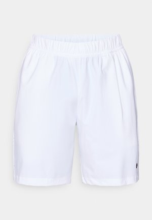 Biele šortky s elastickým pásom a rovnými nohavicami, s bočnými vreckami a čiernym logom na dolnom pravom leme. Hladká textúra látky.