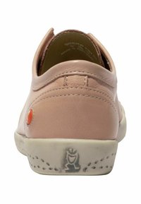 Różowe skórzane sneakersy z zaokrąglonym tyłem, białą gumową podeszwą i pomarańczowym akcentem przy pięcie. Zawierają detale przeszycia oraz logo marki na podeszwie.