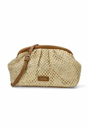 Bolso de mano de color beige tejido con un diseño recogido y detalles en cuero marrón. Presenta una correa de hombro y una placa con el logo en la parte frontal.