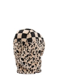 Gorra de forro polar con un patrón de leopardo y acentos en cuadros negros; textura suave, forma redondeada, esquema de color beige y negro.