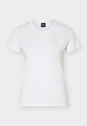 T-shirt blanc à manches courtes avec col rond, petit logo en relief sur le côté gauche de la poitrine et étiquette BOSS noire à l'intérieur du col.