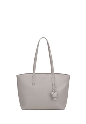 Sac cabas en cuir gris clair avec deux bretelles et un petit porte-clés ours géométrique accroché à une des bretelles.