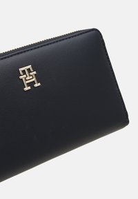 Tommy Hilfiger POPPY REFORM - Portafoglio - space blue