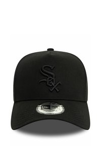 Gorra de béisbol negra con un logo bordado en la parte delantera. Presenta un visera curvada, correa ajustable y tela texturizada.