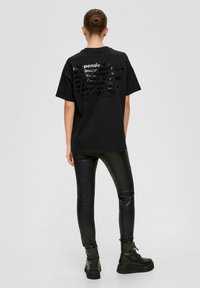 QS MIT RÜCKENPRINT - T-shirt print - schwarz