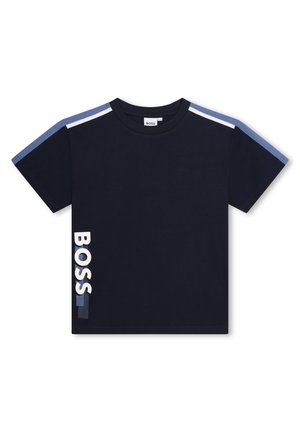 Marineblå T-shirt med korte ærmer, lyseblå og hvide skulderstriber, rund hals og lodret "BOSS"-tekst på venstre side.